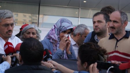 İnşaatında 11 işçinin öldüğü AVM'nin açılışı protesto edildi