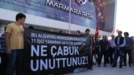 İnşaatında 11 işçinin öldüğü AVM'nin açılışı protesto edildi