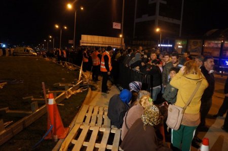 İnşaatında 11 işçinin öldüğü AVM'nin açılışında kuyruk oluştu