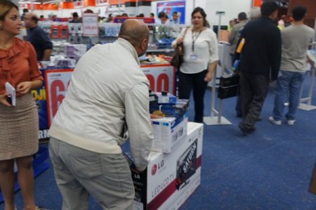 İnşaatında 11 işçinin öldüğü AVM'nin açılışında kuyruk oluştu