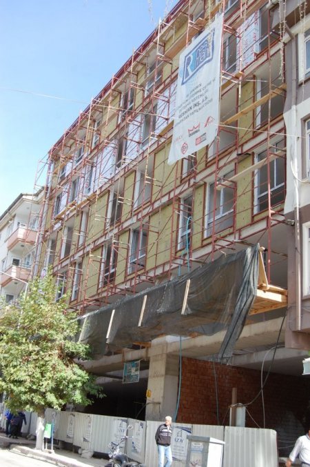 İnşaattan düşen işçi ağır yaralandı