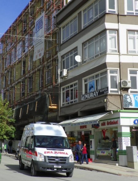 İnşaattan düşen işçi ağır yaralandı