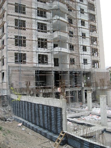 İnşaattan düşen işçi öldü