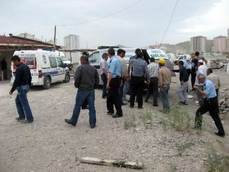 İnşaattan düşen işçi öldü