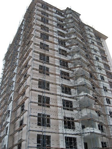 İnşaattan düşen işçi öldü