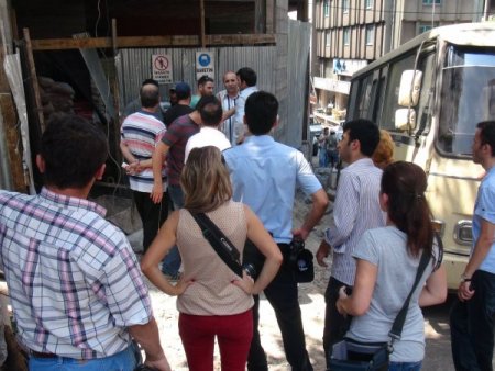 İnşaattan Tuğla Düştü, İşçiler Birbirine Girdi