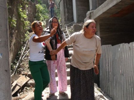 İnşaattan Tuğla Düştü, İşçiler Birbirine Girdi