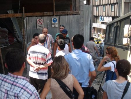 İnşaattan Tuğla Düştü, İşçiler Birbirine Girdi