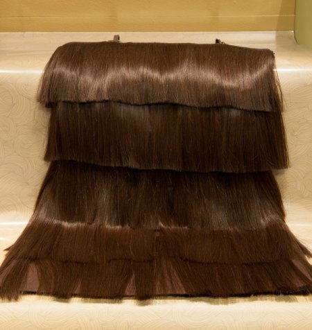 İnsan saçlarından yapılan elbiseler sergide