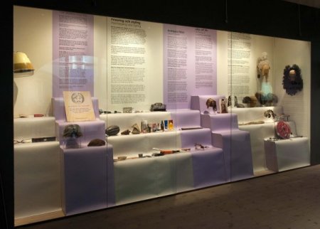 İnsan saçlarından yapılan elbiseler sergide