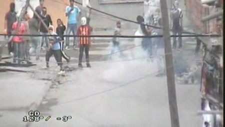 İnsanları Sokağa Dökmek İçin Kendilerine Atılan Gaz Bombasını Eve Attılar