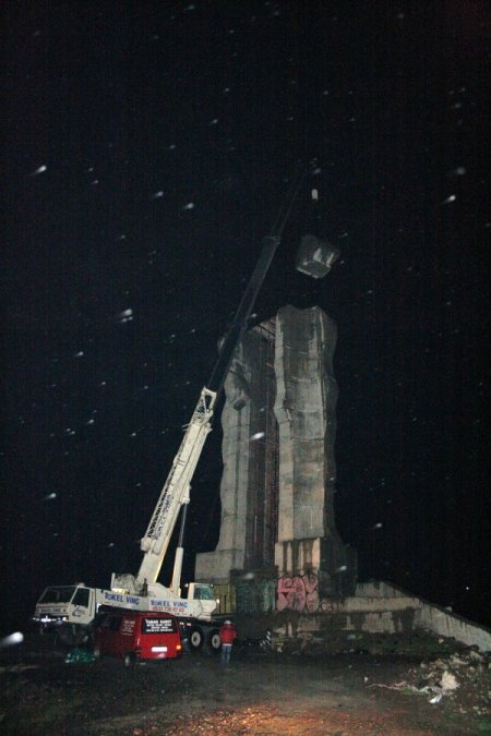 İnsanlık Anıtı'nın Baş Kısımları Yerinden Söküldü