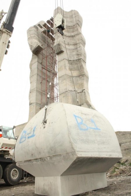 İnsanlık Anıtı'nın Baş Kısmı Belediye Garajında