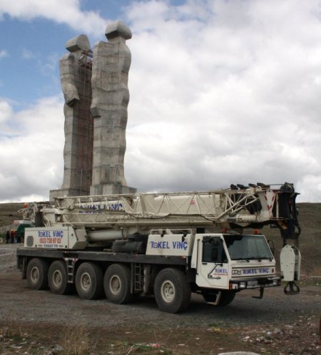İnsanlık Anıtı’nın Yıkımı İçin Kullanılacak Vinç Kars’ta