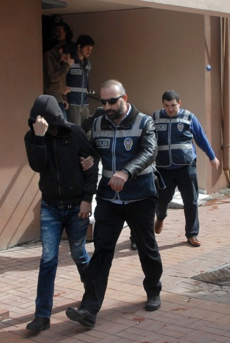 İnternet üzerinden banka hesaplarını boşaltan çete adliyede