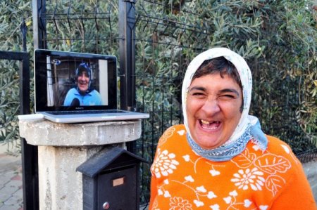 İnternette tıklanma rekorları kıran kadın ünlü olduğunun farkında bile değil