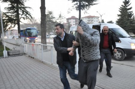 İnternetten alışveriş yapanların kart numaralarını çalan iki kişi yakalandı