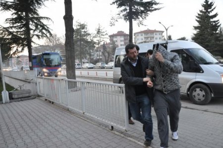 İnternetten alışveriş yapanların kart numaralarını çalan iki kişi yakalandı