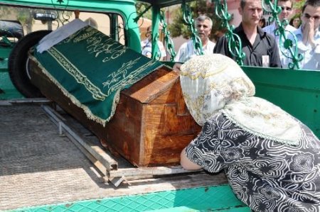 İntihar Eden Okul Müdürünün Ardından Öğrencileri Gözyaşı Döktü