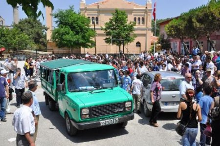 İntihar Eden Okul Müdürünün Ardından Öğrencileri Gözyaşı Döktü