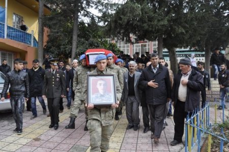 İntihar ettiği iddia edilen asker toprağa verildi