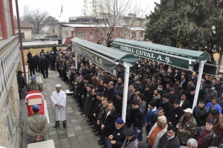 İntihar ettiği iddia edilen asker toprağa verildi