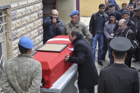 İntihar ettiği iddia edilen asker toprağa verildi
