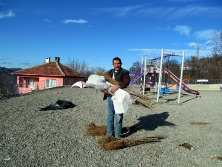 İpekböceği yetiştiriciliği için üreticilere dut fidanı dağıtıldı
