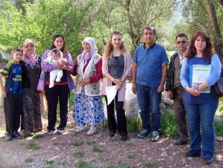 İpekböceklerini bebek gibi büyütüyor