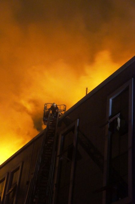 İplik Fabrikası Alev Alev Yandı, Havalimanı Duman Altında Kaldı