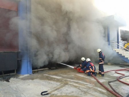 İplik fabrikası çıkan yangında kül oldu