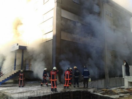 İplik fabrikası çıkan yangında kül oldu