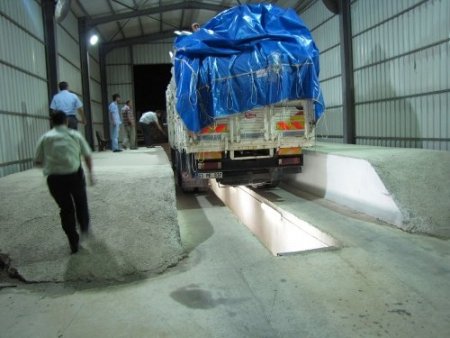 İplik yüklü kamyonla sigara kaçakçılığı