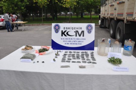 İpliklerin arasına saklanan kaçak sigaralar polise takıldı