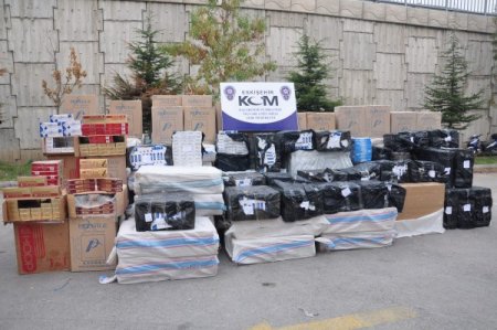 İpliklerin arasına saklanan kaçak sigaralar polise takıldı