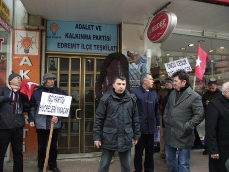 İp'lilerin Çelenginin Kırdığı Ampul Bomba Sanıldı