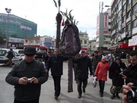 İp'lilerin Çelenginin Kırdığı Ampul Bomba Sanıldı