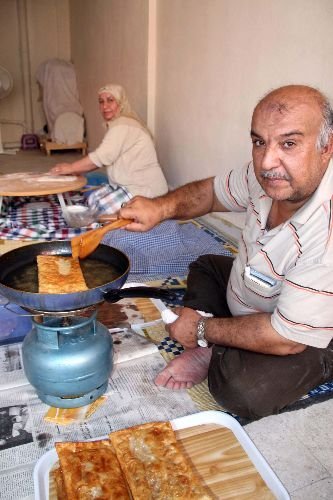 Iraklı Eski Konsolos Geçimini Sağlamak İçin Şimdi Türkiye'de Gözleme Satıyor