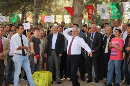 Iraklı gazeteci El Zeydi’nin Bush'a ayakkabı fırlatması Ankara'da oyun oldu