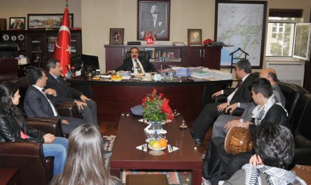 Irak’lı öğrenciler Vali Coş’u ziyaret etti