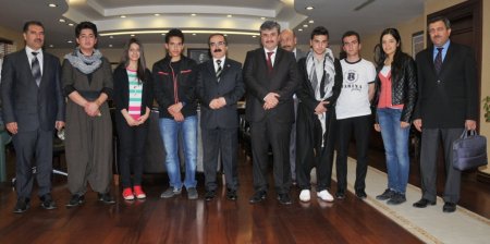 Irak’lı öğrenciler Vali Coş’u ziyaret etti