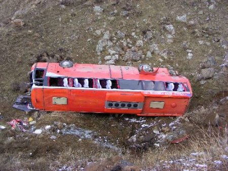 İran Yolcu Otobüsü Şarampole Yuvarlandı: 1 Ölü, 2 Yaralı