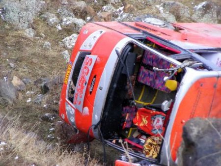 İran Yolcu Otobüsü Şarampole Yuvarlandı: 1 Ölü, 2 Yaralı