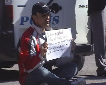 İranlı Mülteciden İlginç Protesto Eylemi