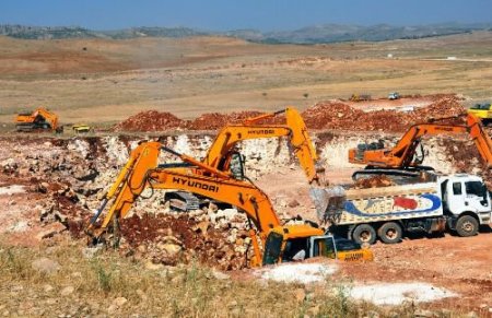 İş Adamı Bölünmez, İki Fakülteden Sonra Mardin'de 9 İlçeye Okul Sözü Verdi