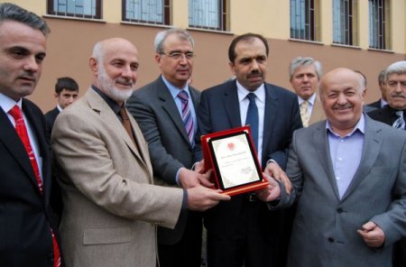 İş adamı imam hatip lisesine servis aracı bağışladı