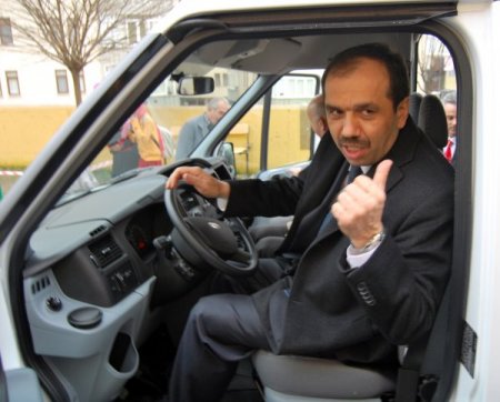 İş adamı imam hatip lisesine servis aracı bağışladı