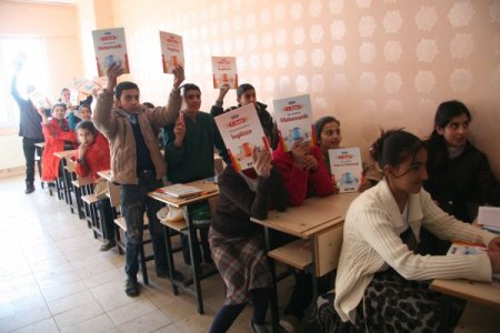 İş Adamları Derneği Şırnaklı Öğrencilere Kitap Dağıttı