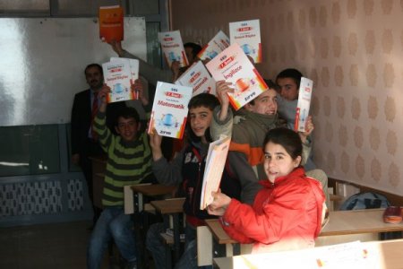 İş Adamları Derneği Şırnaklı Öğrencilere Kitap Dağıttı