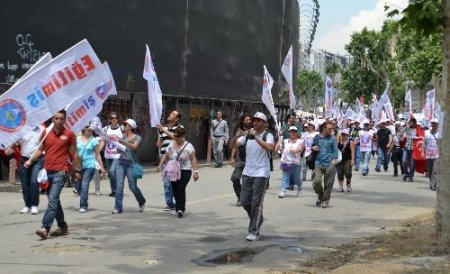 İş bırakan sendikalılar Taksim'e yürüdü